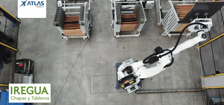 2 robots para desembandejar y paletizar tableros de madera